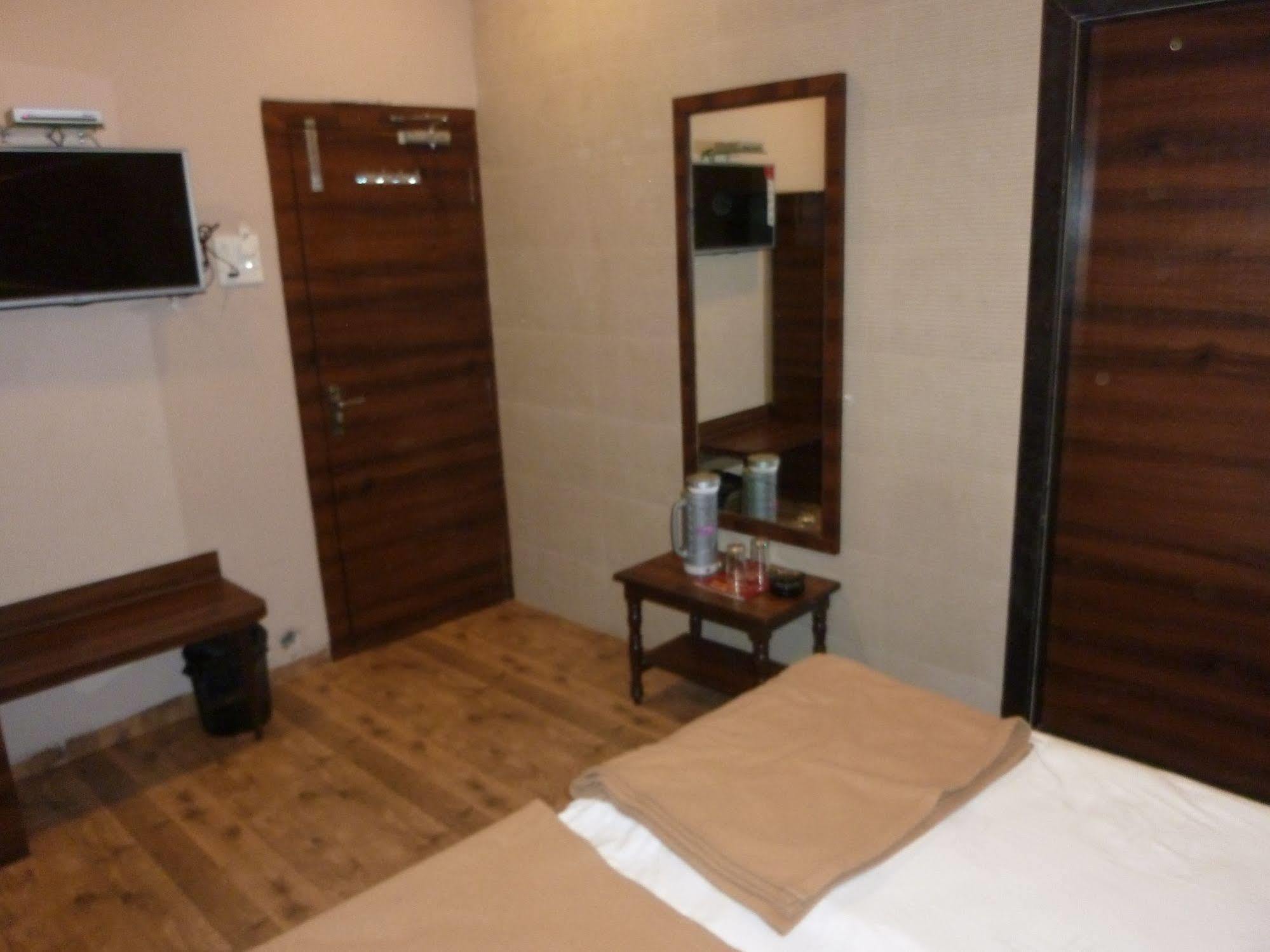 Hotel Regal Palace Mumbai Bagian luar foto