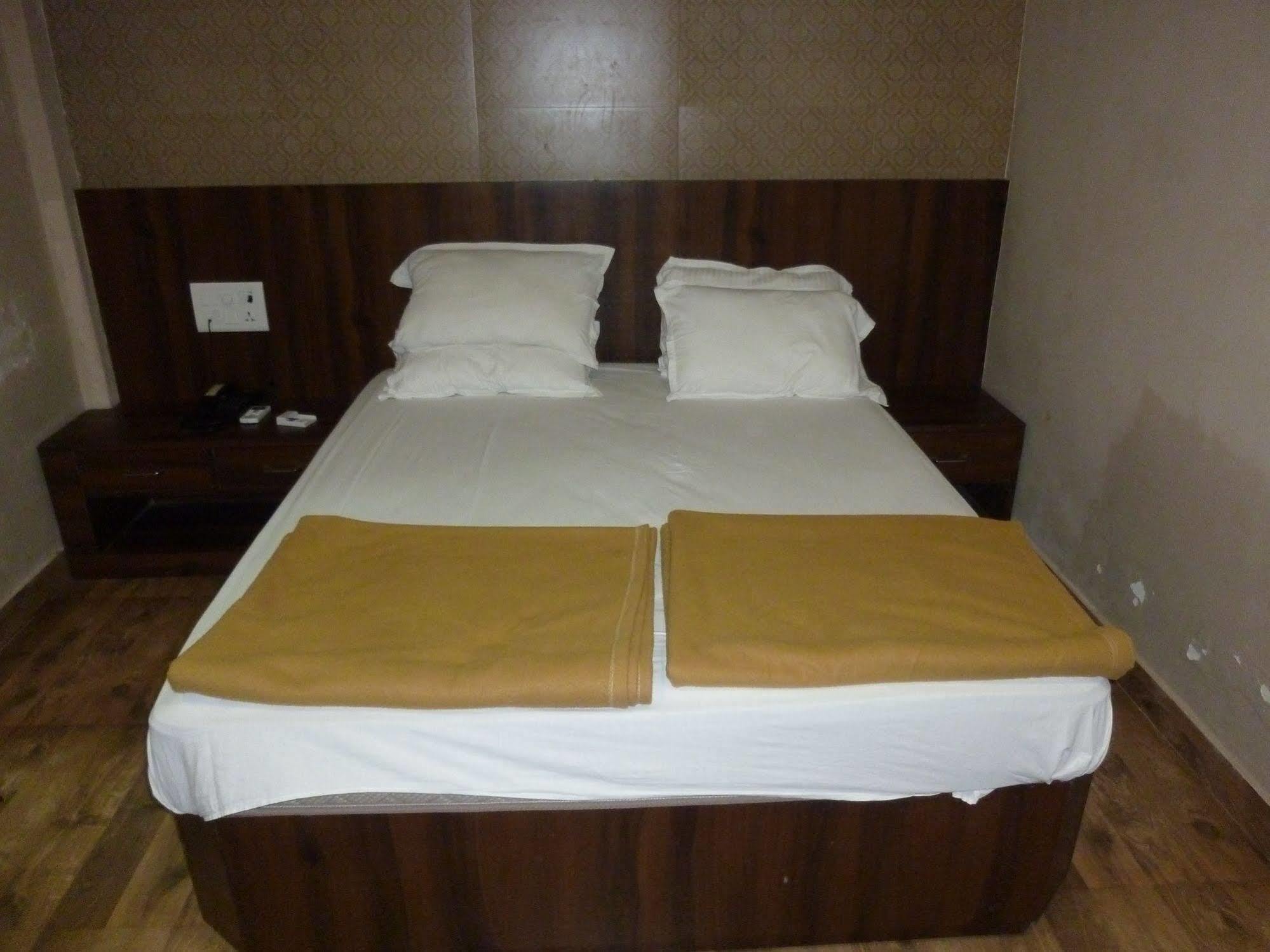 Hotel Regal Palace Mumbai Bagian luar foto