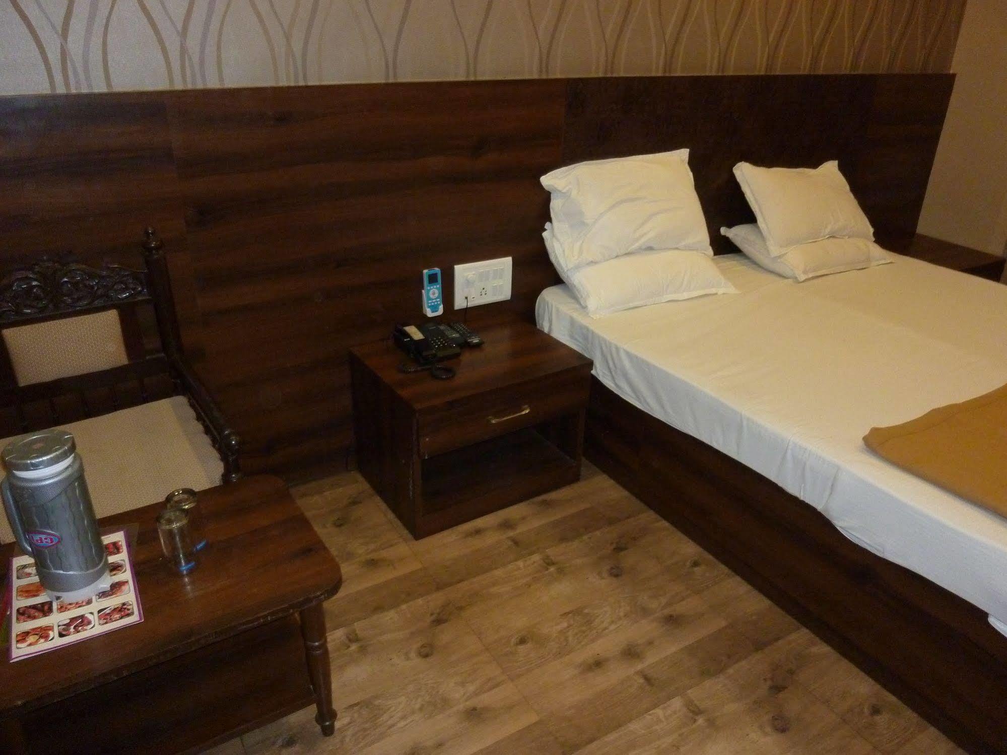 Hotel Regal Palace Mumbai Bagian luar foto